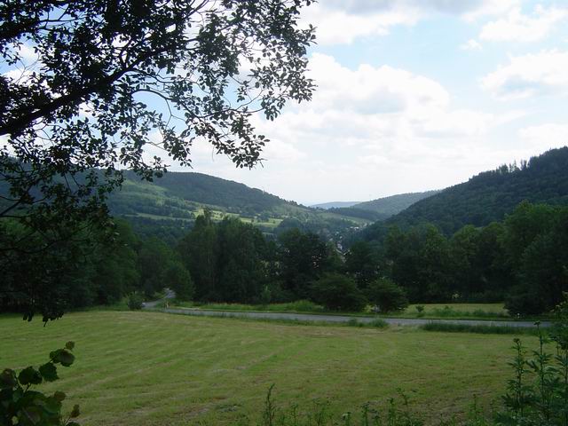 stoupame nad Petrovicemi (obraceny pohled)